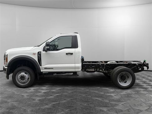 New 2026 Ford F550 4x4 Regular Cab Super Duty w/ XL Chrome Package image 2
