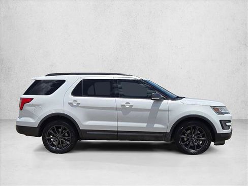 Used 2017 Ford Explorer XLT w/ Equipment Group 202A FWD image 4
