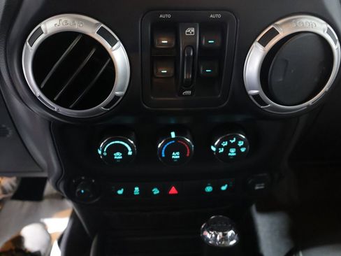 Used 2015 Jeep Wrangler Unlimited Sahara w/ Connectivity Group AWD/4WD image 24