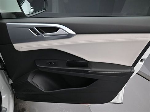 Certified 2025 Volkswagen Taos SE image 33