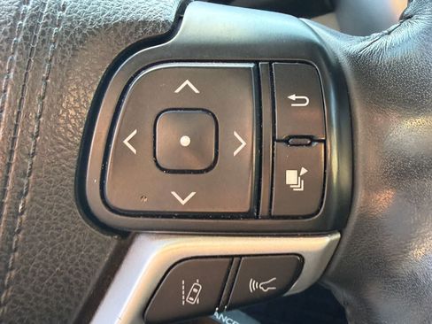 Used 2018 Toyota Highlander XLE FWD image 12