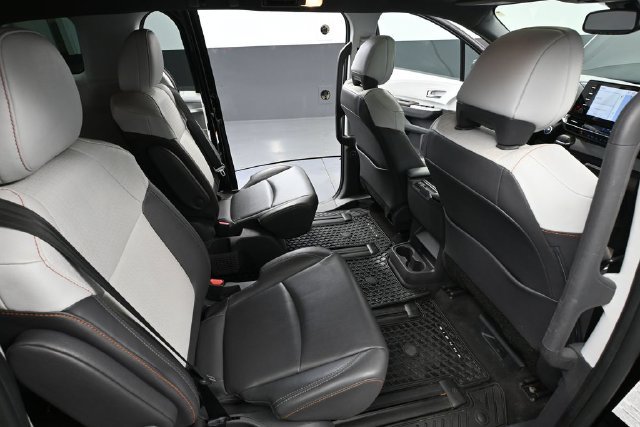 Used 2021 Toyota Sienna XSE FWD image 36