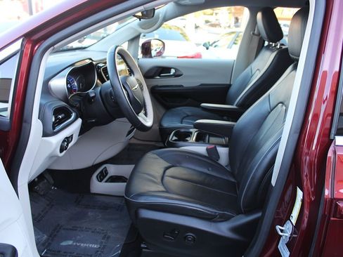 Used 2017 Chrysler Pacifica Platinum image 21