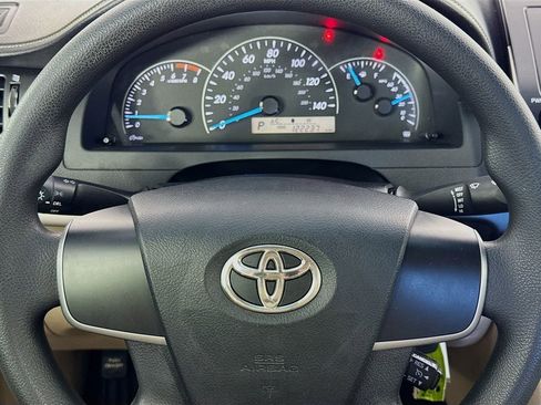 Used 2012 Toyota Camry L image 27