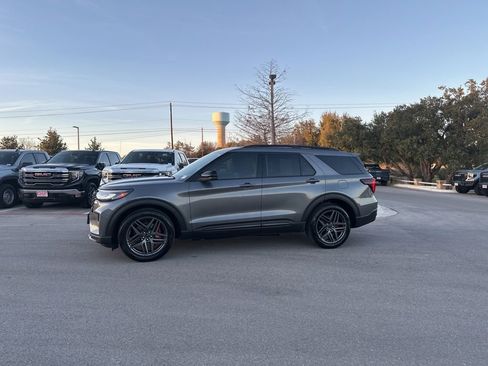 Used 2025 Ford Explorer ST image 4