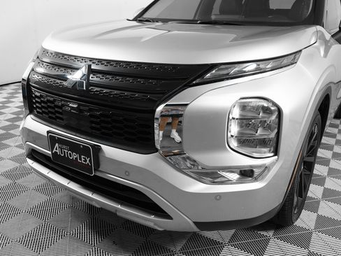 Used 2023 Mitsubishi Outlander SE image 29