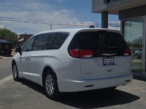 Used 2023 Chrysler Voyager LX FWD image 4