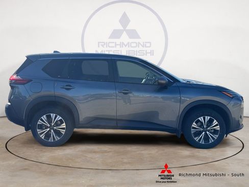 Used 2022 Nissan Rogue SV image 2