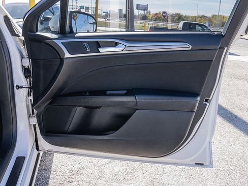 Used 2017 Ford Fusion SE w/ Fusion SE Technology Package image 12