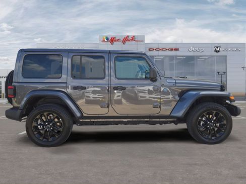 Used 2025 Jeep Wrangler Unlimited Sahara w/ Safety Group AWD/4WD image 6