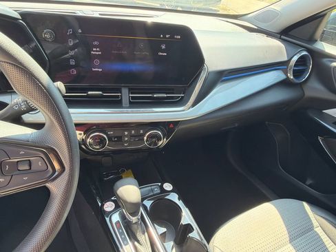 Used 2025 Chevrolet Trax LT FWD image 20