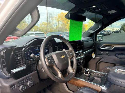 Used 2022 Chevrolet Silverado 1500 High Country w/ High Country Premium Package image 9