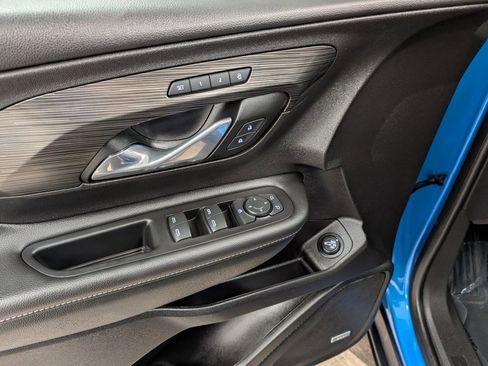 Used 2024 GMC Terrain SLT w/ Infotainment Package II image 8