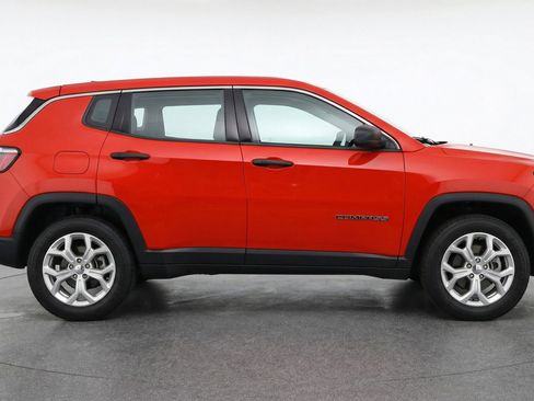 Used 2025 Jeep Compass Latitude image 11