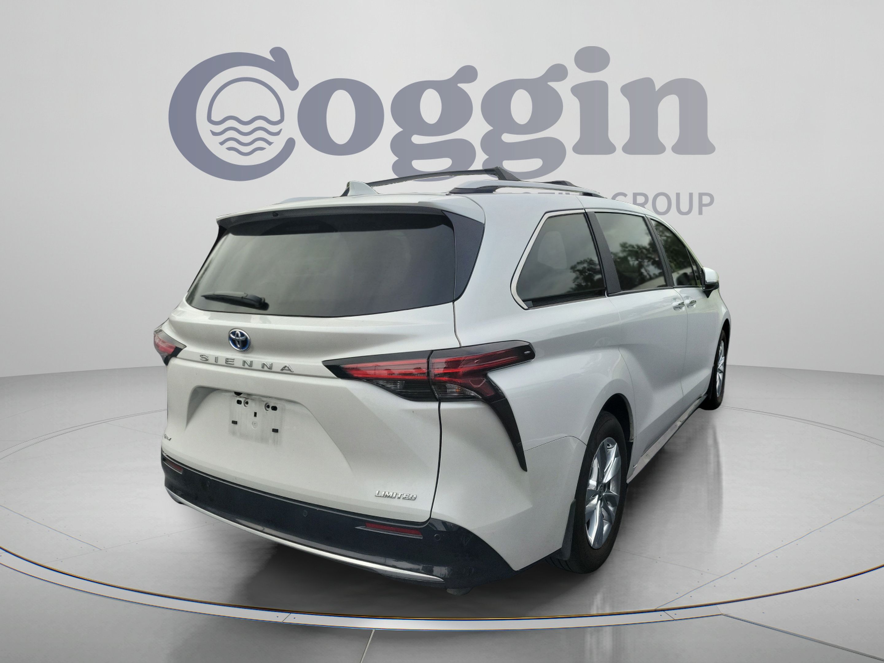 Certified 2025 Toyota Sienna Limited FWD image 5