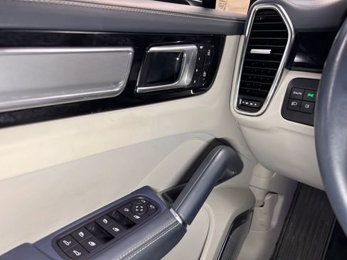 Used 2022 Porsche Cayenne Turbo image 17
