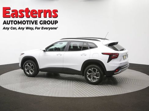 Used 2025 Chevrolet Trax LT FWD image 62