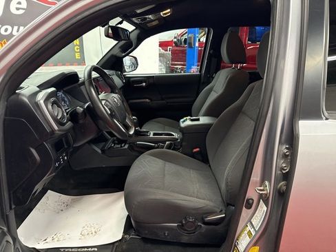 Used 2017 Toyota Tacoma TRD Off-Road image 21