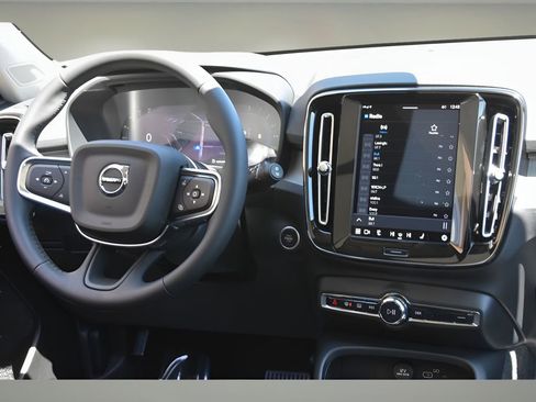 Certified 2025 Volvo XC40 B5 Plus w/ Protection Package Premier image 13