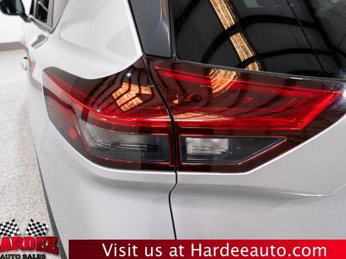 Used 2023 Nissan Rogue SV image 9