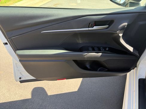Used 2025 Toyota Camry SE FWD image 9