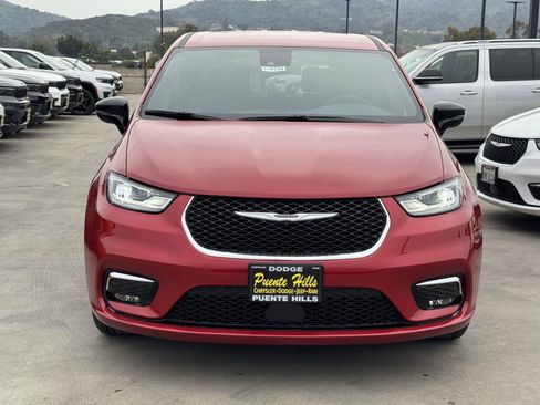 New 2026 Chrysler Pacifica Select image 2