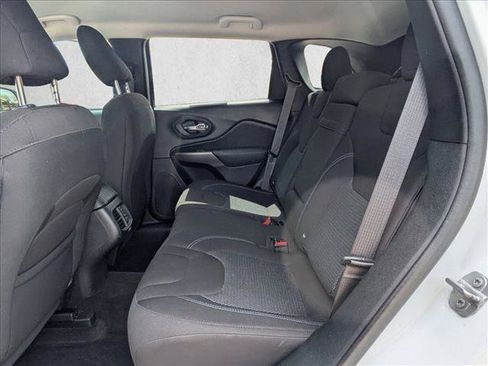 Used 2019 Jeep Cherokee Latitude w/ Popular Appearance Group AWD/4WD image 12