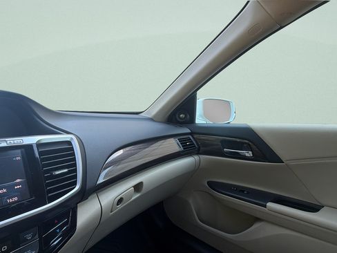 Used 2017 Honda Accord Touring image 14