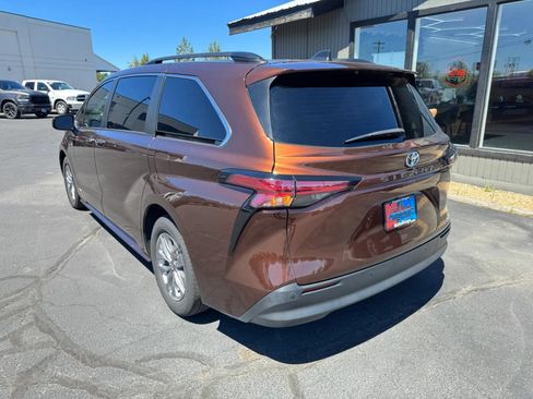 Used 2021 Toyota Sienna XLE FWD image 3