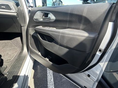 Used 2023 Chrysler Pacifica Touring-L w/ Uconnect Theater Family Group image 20