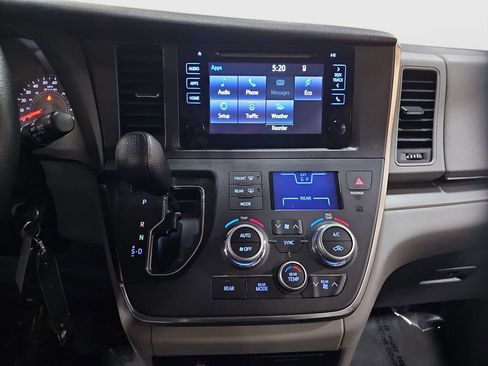 Used 2017 Toyota Sienna LE image 14