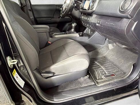 Used 2017 Toyota Tacoma TRD Off-Road AWD/4WD image 14