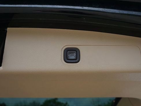 Used 2012 Cadillac Escalade Luxury image 5