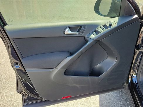 Used 2017 Volkswagen Tiguan Limited w/ Premium Package image 17