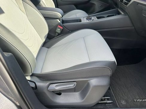 Used 2025 Volkswagen Tiguan SE R-Line AWD/4WD image 24