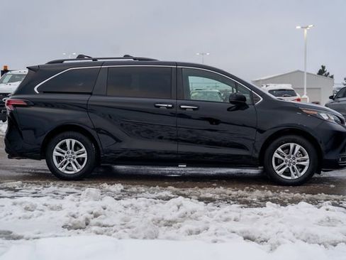 Used 2022 Toyota Sienna XLE Woodland Edition image 10