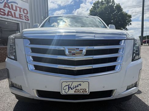 Used 2019 Cadillac Escalade Premium Luxury AWD/4WD image 4