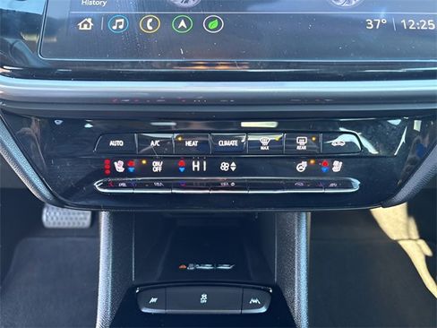 Used 2022 Chevrolet Bolt EUV Premier w/ Sun & Sound Package image 25