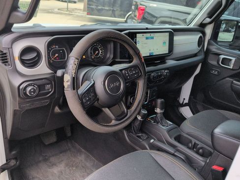 Used 2024 Jeep Gladiator Sport AWD/4WD image 10