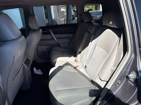 Used 2013 Toyota Highlander SE AWD/4WD image 12
