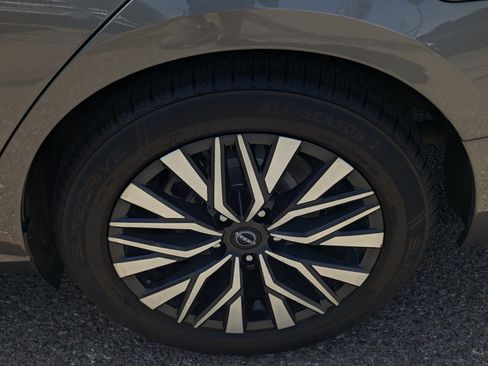 Used 2024 Nissan Altima 2.5 SV FWD image 7