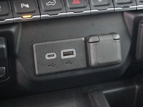 Used 2023 GMC Sierra 3500 Denali image 27