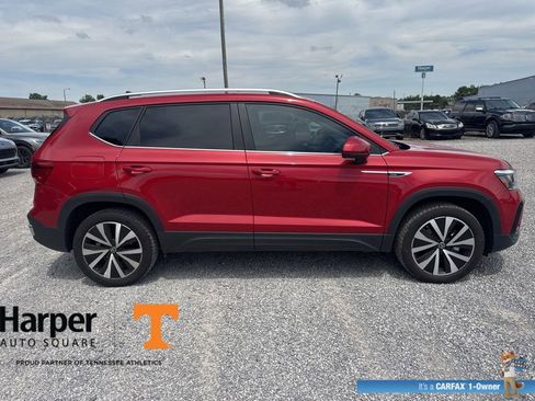 Used 2023 Volkswagen Taos SE w/ Panoramic Sunroof Package FWD image 6
