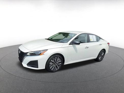 Used 2025 Nissan Altima 2.5 SV FWD image 8