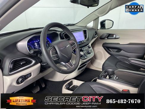 Used 2024 Chrysler Pacifica Touring-L image 11