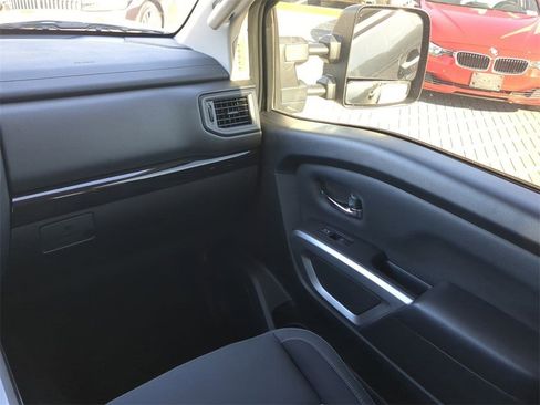 Used 2024 Nissan Titan SV w/ SV Convenience Package image 18