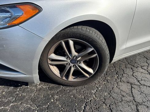 Used 2018 Ford Fusion SE w/ Fusion SE Technology Package FWD image 2
