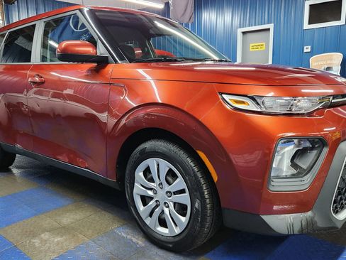 Used 2022 Kia Soul LX image 2