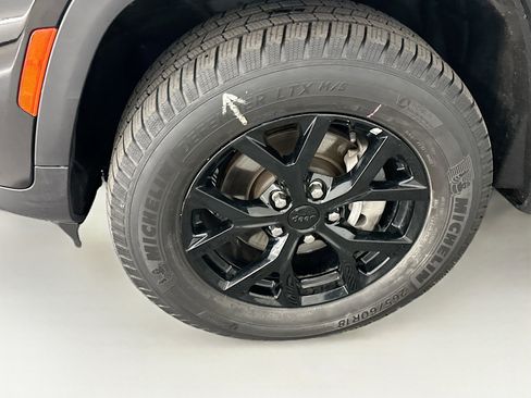 Used 2025 Jeep Grand Cherokee Altitude image 11