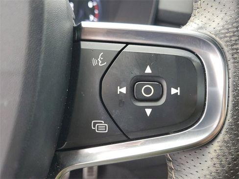 Used 2020 Volvo XC40 T4 R-Design w/ Advanced Package image 25